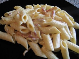 Ϳpenne con panna e pancetta